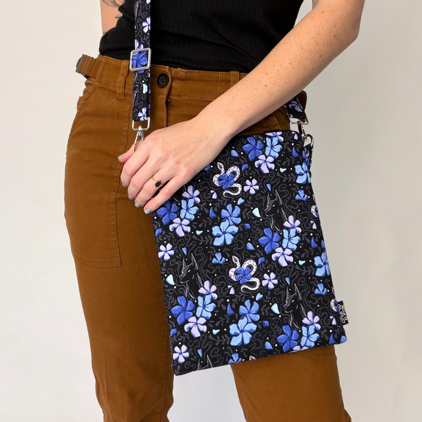 The Bonds That Tie crossbody sleeve - J. Bree