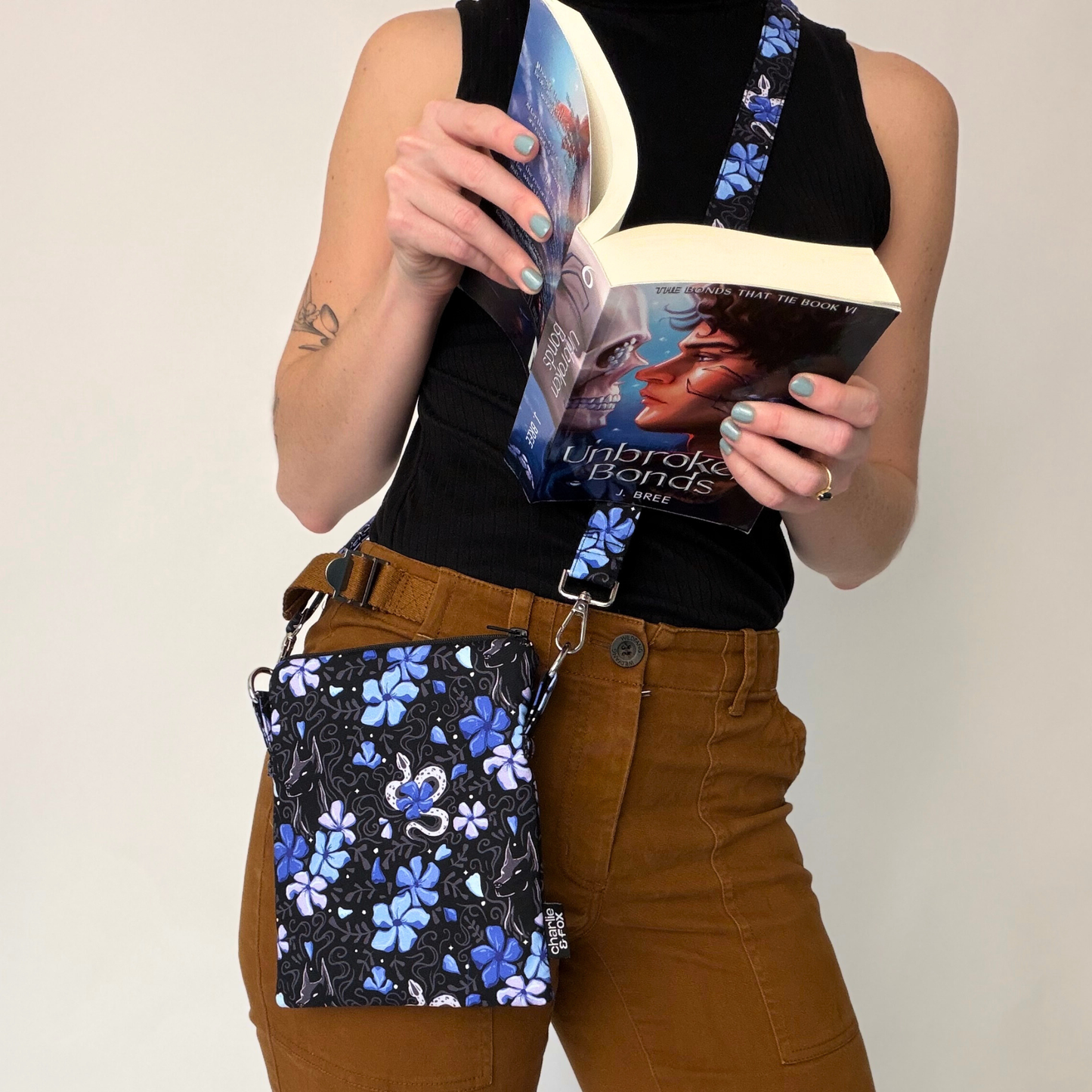 The Bonds That Tie crossbody sleeve - J. Bree