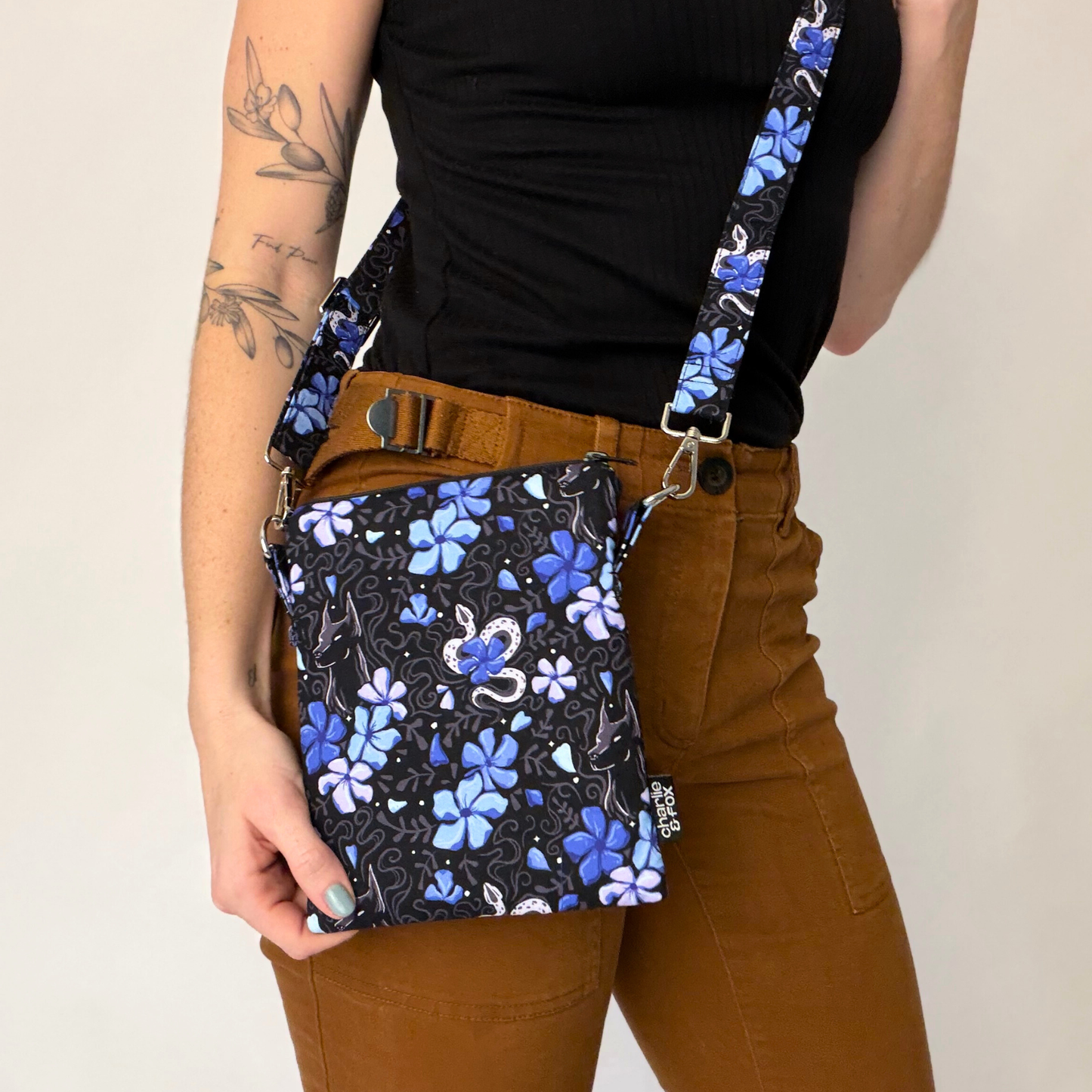 The Bonds That Tie crossbody sleeve - J. Bree