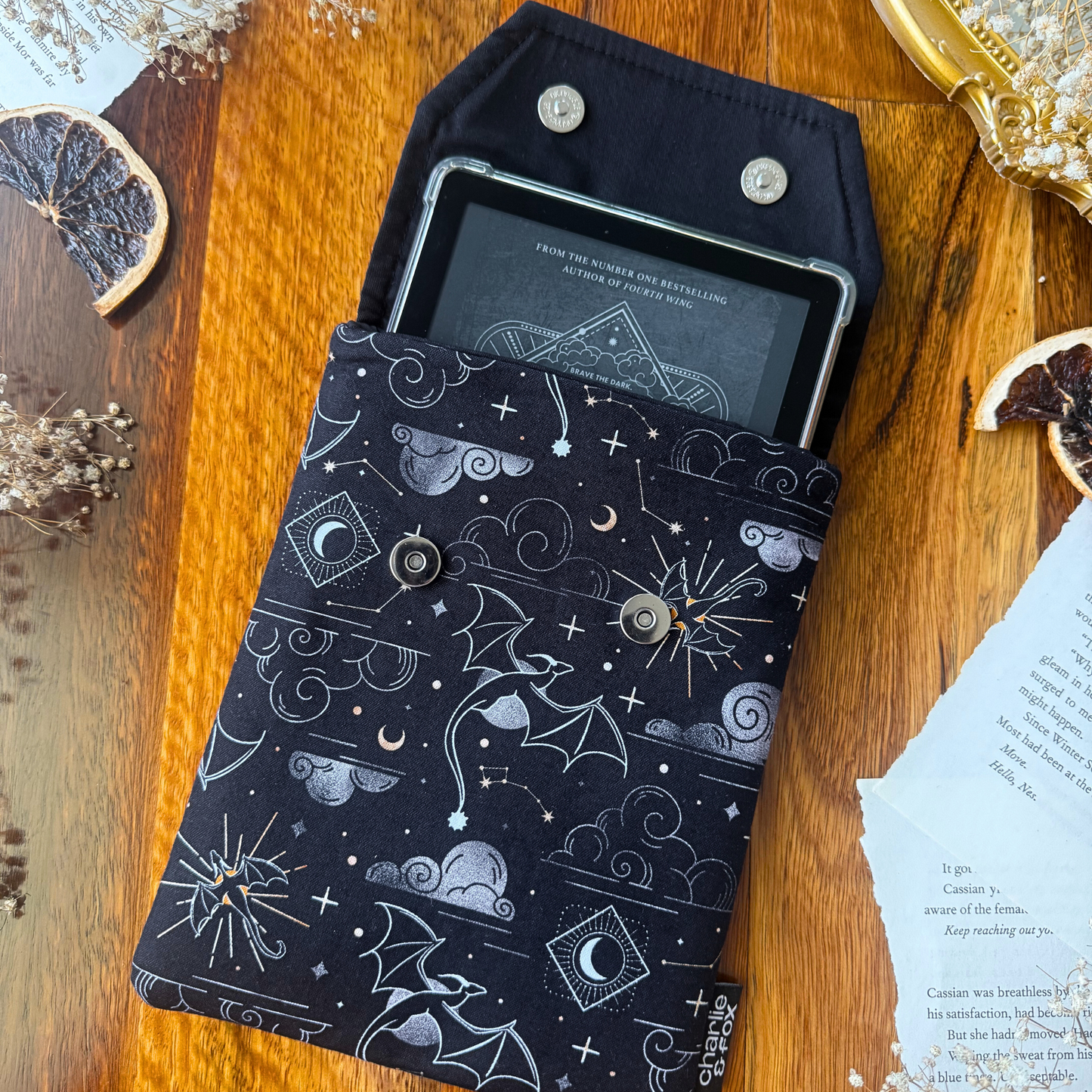 Onyx Storm padded e-reader sleeve - Rebecca Yarros