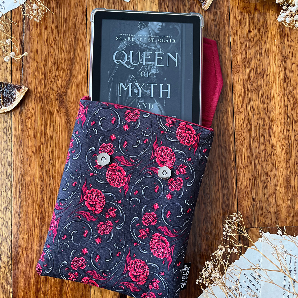 Scarlett Floral padded e-reader sleeve (Scarlett St. Clair)
