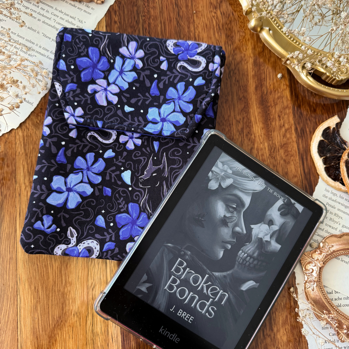 The Bonds That Tie padded e-reader sleeve - J. Bree